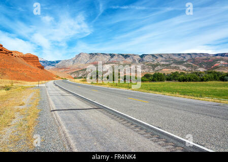 Autobahn durch eine bunte Landschaft in Shell, Wyoming Stockfoto