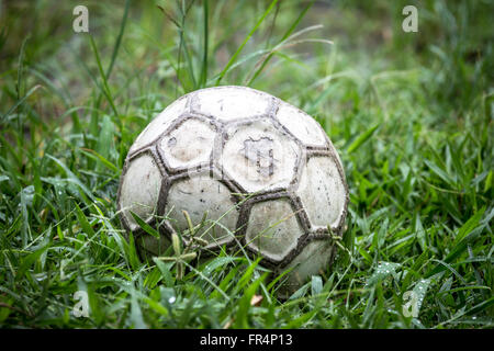 Alte Fußball auf dem Rasen an einem regnerischen Tag. Stockfoto