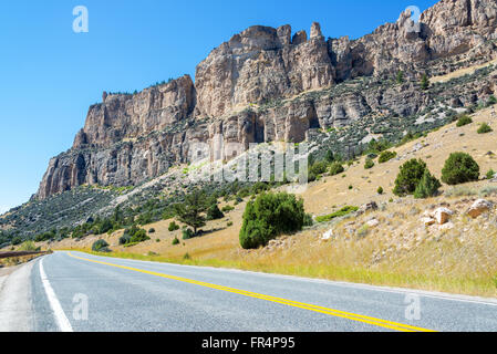 Blick auf Highway 16 durch zehn Schlaf Canyon in Wyoming Stockfoto