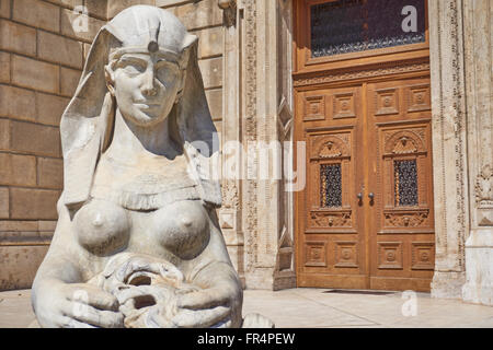 Sphinx-Statue, die Bewachung der ungarischen Staatsoper in Budapest, Ungarn Stockfoto