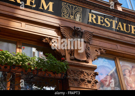 Holzfassade Detail ein altes Restaurant auf Vaci Utca, in den wichtigsten touristischen Bereich Stockfoto