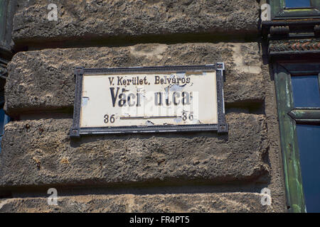 Alte Straße Zeichen für Vaci Utca - die Fußgängerzone von Budapest Stockfoto