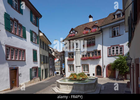 Brunnen Gemsberg und mittelalterliche Häuser in Basel, Schweiz Stockfoto