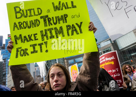 New York, NY - 19. März 2016 - ein Paare tausend Demonstranten versammelten sich vor Trump International Hotel and Tower in Columbus Circle, marschierten dann vorbei an den Trump Wohnsitz am Central Park South und Trump Tower, um die republikanische Präsidentschafts Kandidat Donald zu protestieren "Trump-Plattform über die Einwanderung, Frauen Themen, Muslime, Mexiko usw.. Die Veranstaltung wurde auf Facebook von einer Gruppe namens kosmopolitischen Antifaschisten und unterstützt von verschiedenen Einwanderer Berechtigungsgruppen und andere Aktivisten. © Stacy Walsh Rosenstock Stockfoto