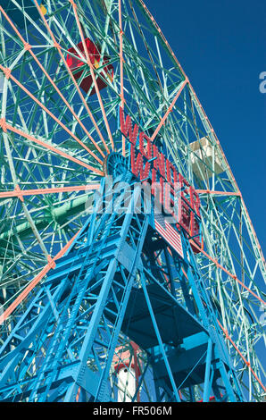 WUNDER RAD ZEICHEN DENOS WONDER WHEEL AMUSEMENT PARK CONEY ISLAND BROOKLYN NEW YORK CITY USA Stockfoto