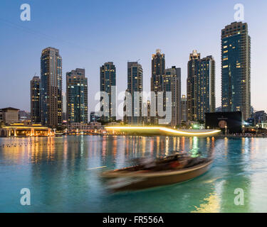 Nachtansicht des Luxus-Apartment-Türme und touristischen Ausflug mit dem Boot auf See in Downtown Dubai Vereinigte Arabische Emirate Stockfoto
