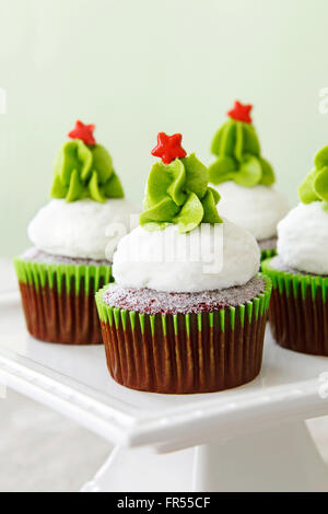 Weihnachten dekoriert red Velvet Cupcakes auf einem cakestand Stockfoto