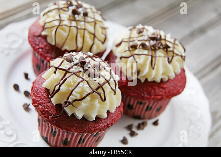 Rev Velvet Cupcakes mit Cream Cheese Frosting und Schokolade-chips Stockfoto