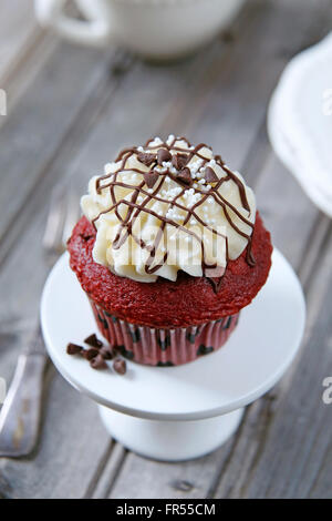 Rev Velvet Cupcake mit Frischkäse Frosting und Schokolade-chips Stockfoto