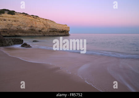 Strand-Szene während der Dämmerung in Albandeira. Lagoa, Algarve, Portugal Stockfoto