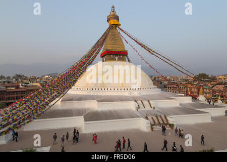 Kathmandu, Nepal - 3. Dezember 2014: Pilger besuchen die buddhistische Boudhanath Stupa. Stockfoto