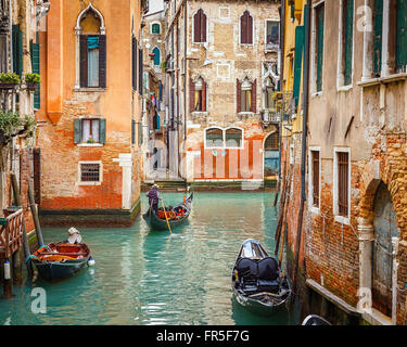 Gondeln auf Kanal in Venedig Stockfoto