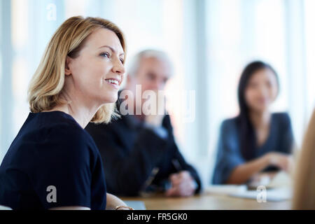 Lächelnde Geschäftsfrau in treffen Stockfoto