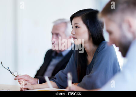 Geschäftsfrau hören in treffen Stockfoto