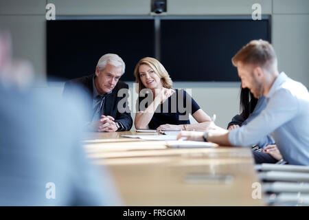 Business-Leute reden in treffen Stockfoto