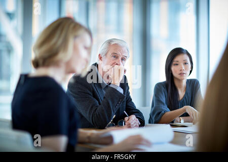 Aufmerksame senior Geschäftsmann hören in treffen Stockfoto