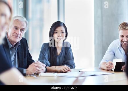 Business-Leute, die hören in treffen Stockfoto