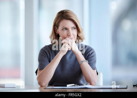 Nachdenklich Geschäftsfrau wegschauen im Konferenzraum Stockfoto