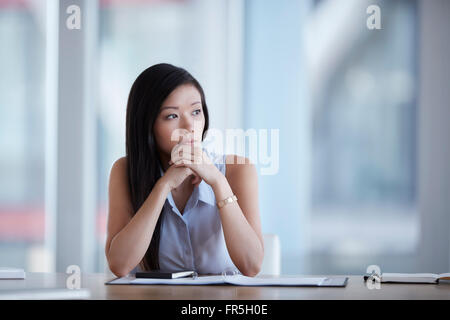 Nachdenklich Geschäftsfrau wegschauen im Konferenzraum Stockfoto