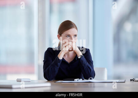 Nachdenklich Geschäftsfrau wegschauen im Konferenzraum Stockfoto