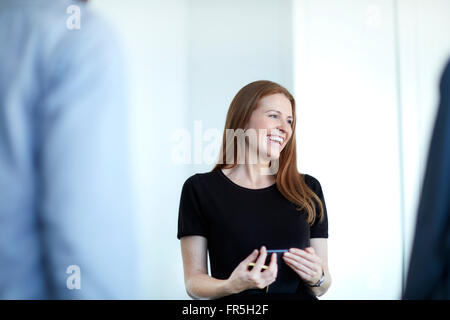 Lachende Geschäftsfrau Stockfoto