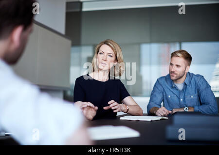 Geschäftsfrau, reden bei treffen Stockfoto