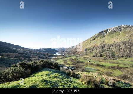 Llyn Gwynant See A498 unterwegs, um Beddgelert in den Snowdonia National Park Nord-Wales Stockfoto