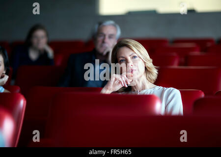 Aufmerksame Geschäftsfrau im Seminar Publikum hören Stockfoto
