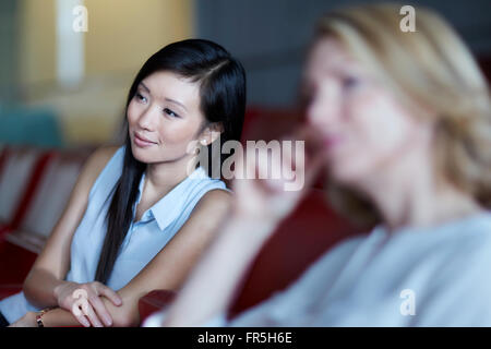 Geschäftsfrauen hören in treffen Stockfoto