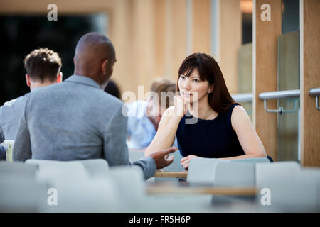 Geschäftsfrau, Geschäftsmann anhören Stockfoto