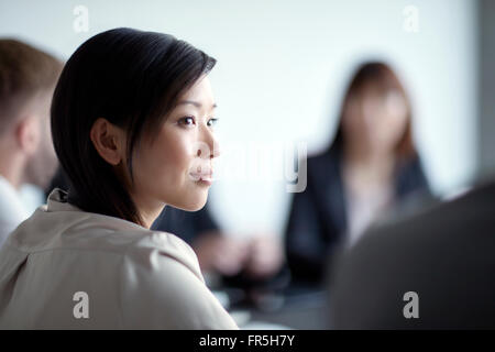 Aufmerksam zuhören in Meeting Geschäftsfrau Stockfoto