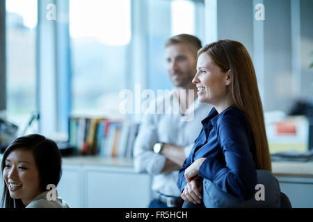 Lächelnde Geschäftsfrau im Büro Stockfoto