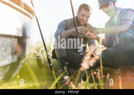 Vater und erwachsener Sohn Vorbereitung Angelschnüre Stockfoto