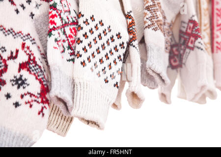 Mehrere Paare von gestrickte Wollsocken auf weißem Hintergrund Stockfoto