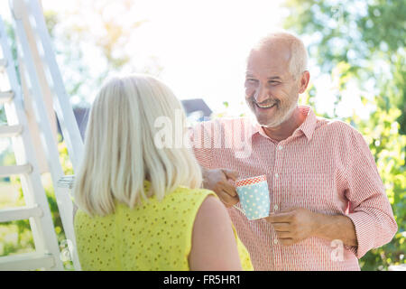 Lächelnd älteres paar Kaffeetrinken im freien Stockfoto