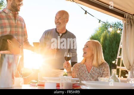 Familie Weintrinken an sonnigen Patio Tisch Stockfoto