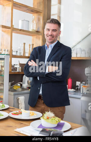 Porträt lächelnd Restaurantbesitzer hinter der Theke Stockfoto