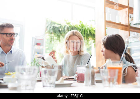 Familie beim Mittagessen im Café-Tisch Stockfoto