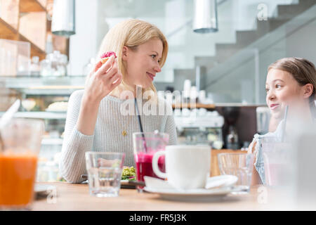 Mutter und Tochter Essen im Café-Tisch Stockfoto