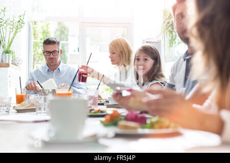 Familie Essen im Café-Tisch Stockfoto