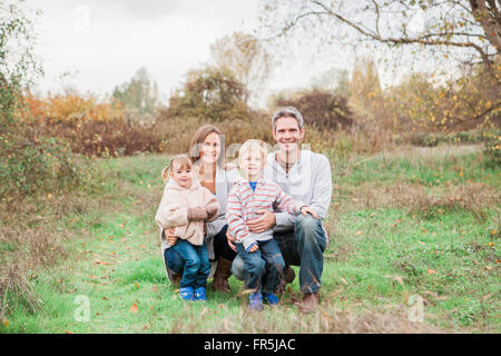 Porträt, Lächeln Familie im Naturpark Stockfoto