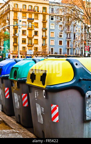 Recycling-Behälter. Barcelona, Katalonien, Spanien. Stockfoto