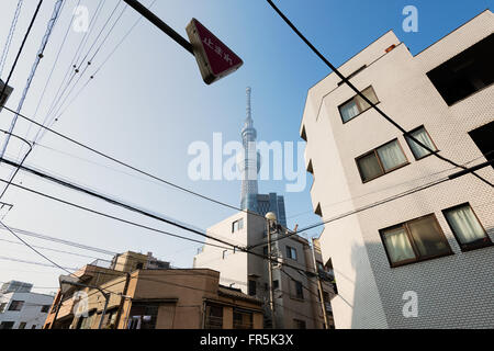 Tokyo, Japan - 16. Dezember 2015: Tokyo SkyTree in der Nähe von Tokyo Skytree Station. Tokyo Skytree eines der am meisten besuchten Wahrzeichen. Stockfoto