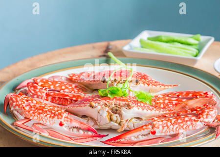 Die große Krabben auf der Platte auf einem Holztisch. Stockfoto