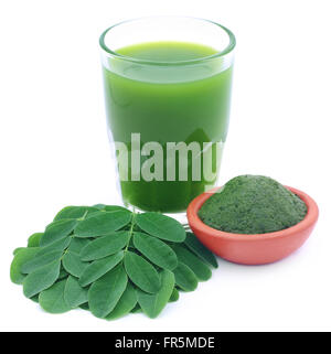 Moringa Blätter mit Extrakt in einem Glas auf weißem Hintergrund Stockfoto