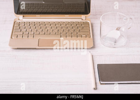 Laptop und Notebook und eine Tasse auf einem Holztisch horizontale Stockfoto