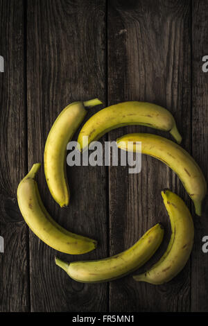 Gelbe Bananen auf alten Holzbrettern vertikale Stockfoto