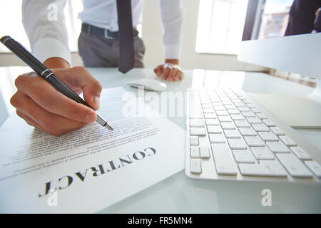 Nahaufnahme des Kaufmanns, die Unterzeichnung eines Vertrages Stockfoto