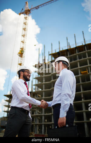 Zwei Geschäftsleute Händeschütteln nach einem erfolgreichen Geschäftsabschluss Stockfoto