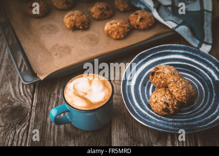 Haferkekse und Kaffeetasse auf einem Holztisch horizontale Stockfoto